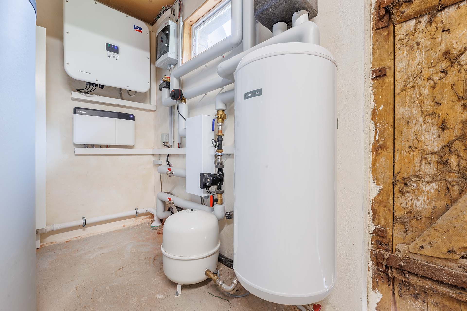 Technikraum mit Speicher und Steuerung