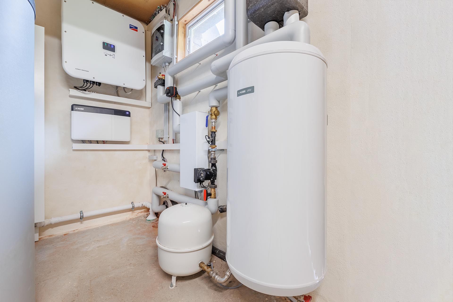 Technikraum mit Speicher und Steuerung