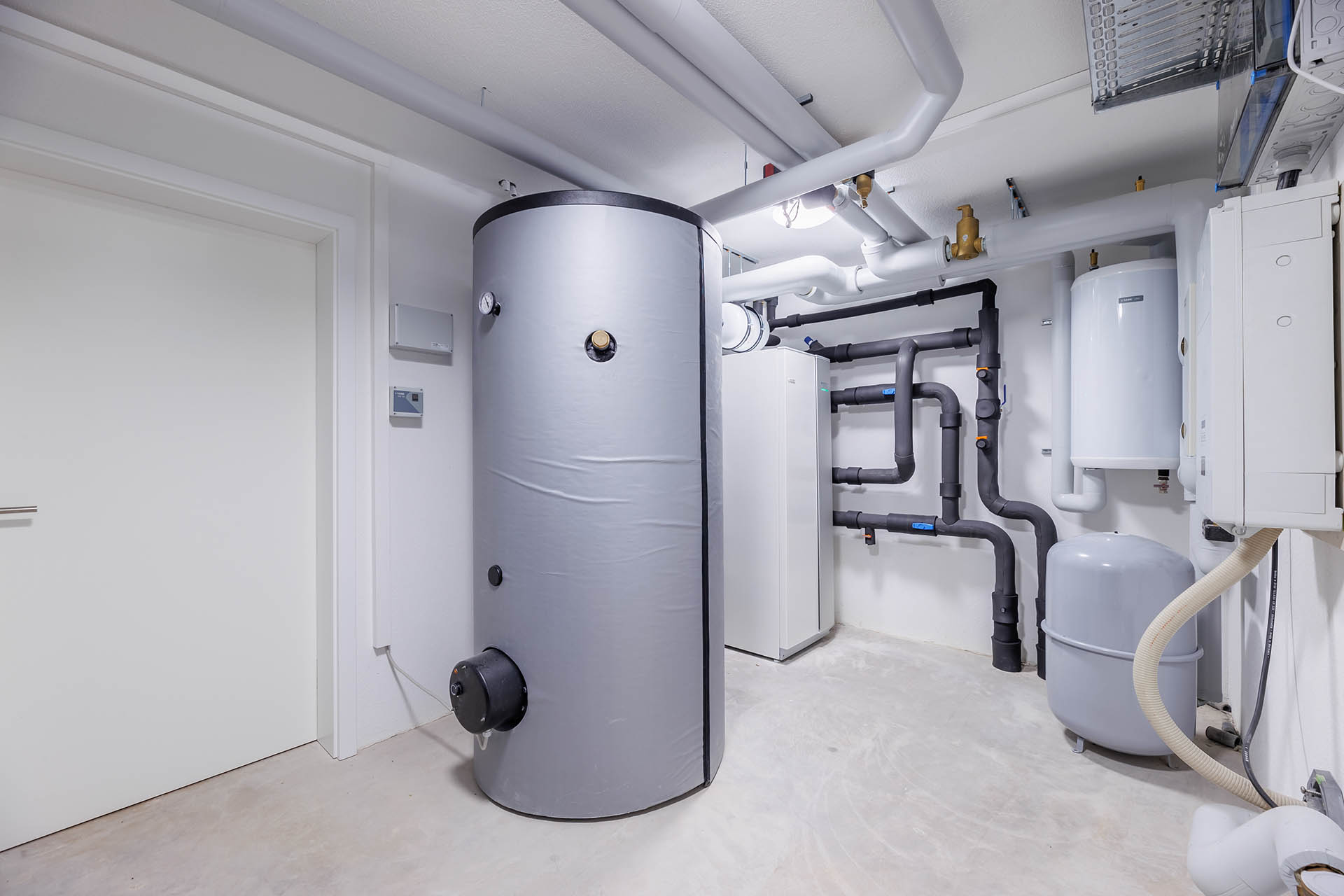 Technikraum in Spaichingen mit NIBE Erdwärmepumpe