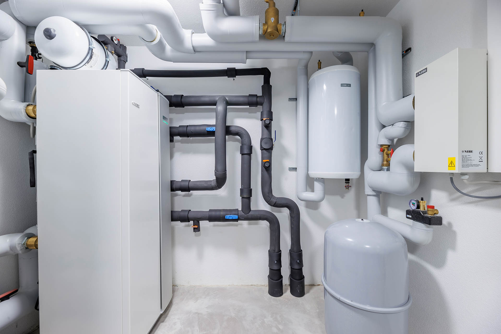 Technikraum mit Erdwärmepumpe NIBE F1355