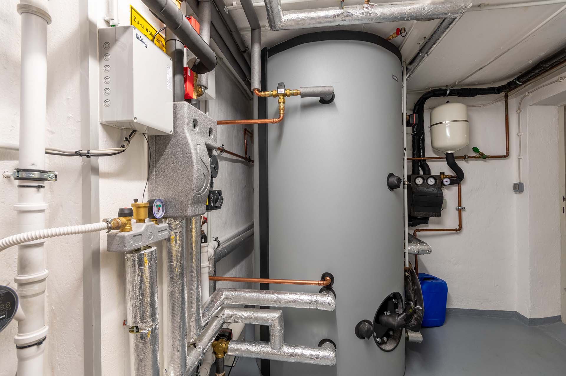 Brauchwasserspeicher im Keller