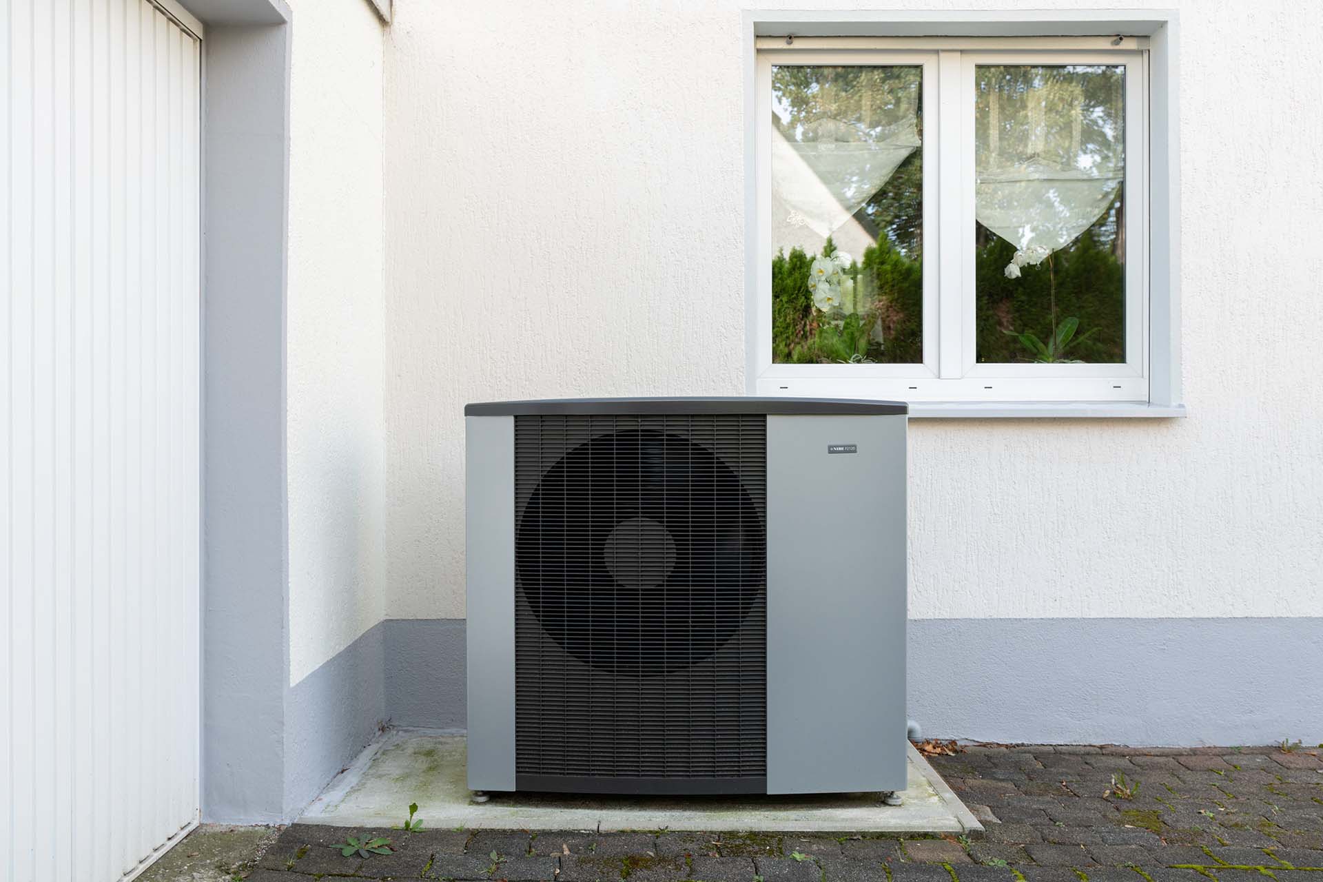 Luft/Wasser-Wärmepumpe NIBE S2125 an der Hauswand