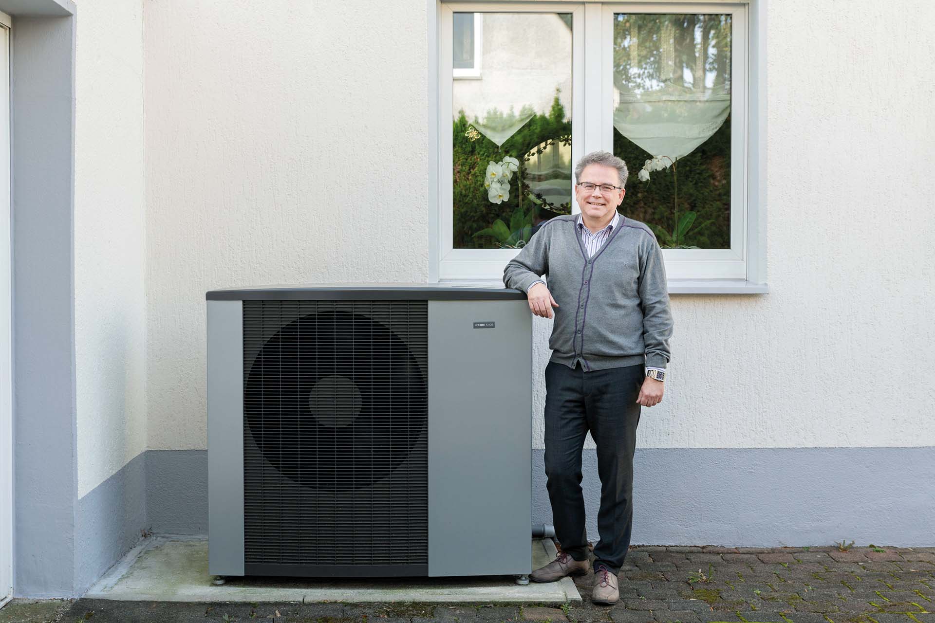 Klaus B. neben seiner NIBE Wärmepumpe
