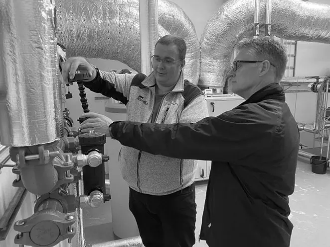 FLOW Svartisen VVS Lamarkgården Stig Einar Mork og Robert Ueland renser rør