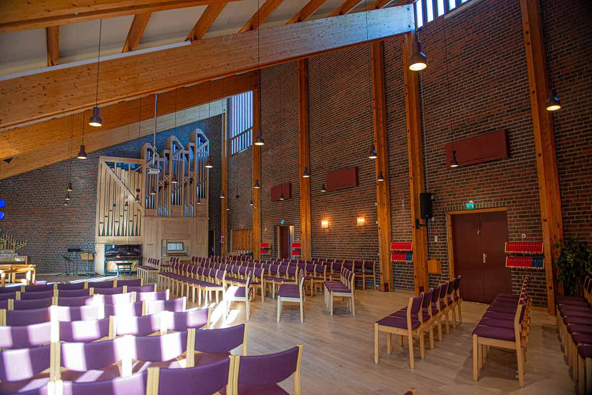 Kirkerommet med orgel og viftekonvektorer