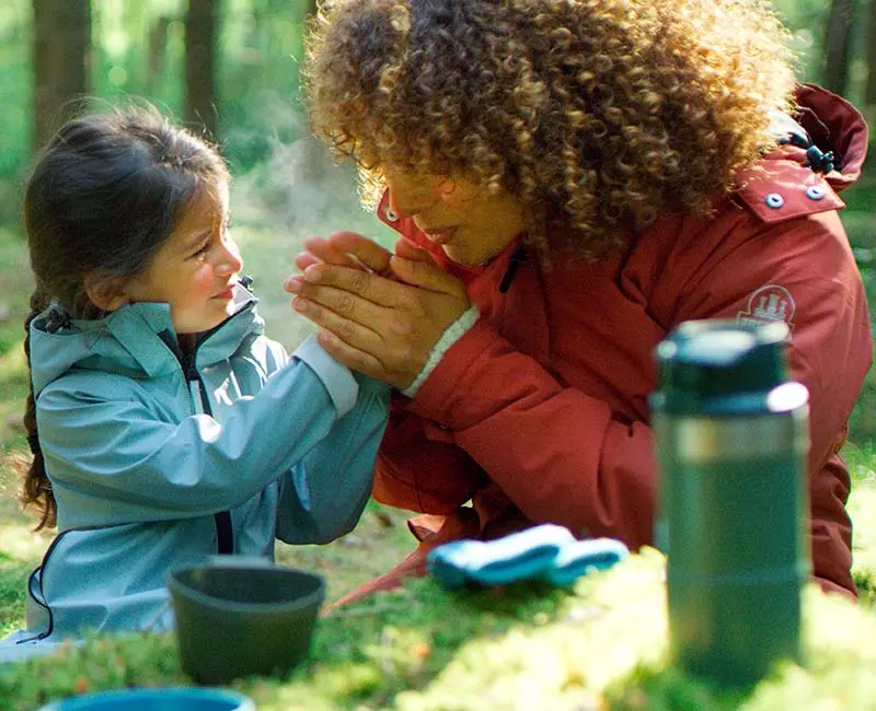 Mutter und Tochter im Wald beim Picknick