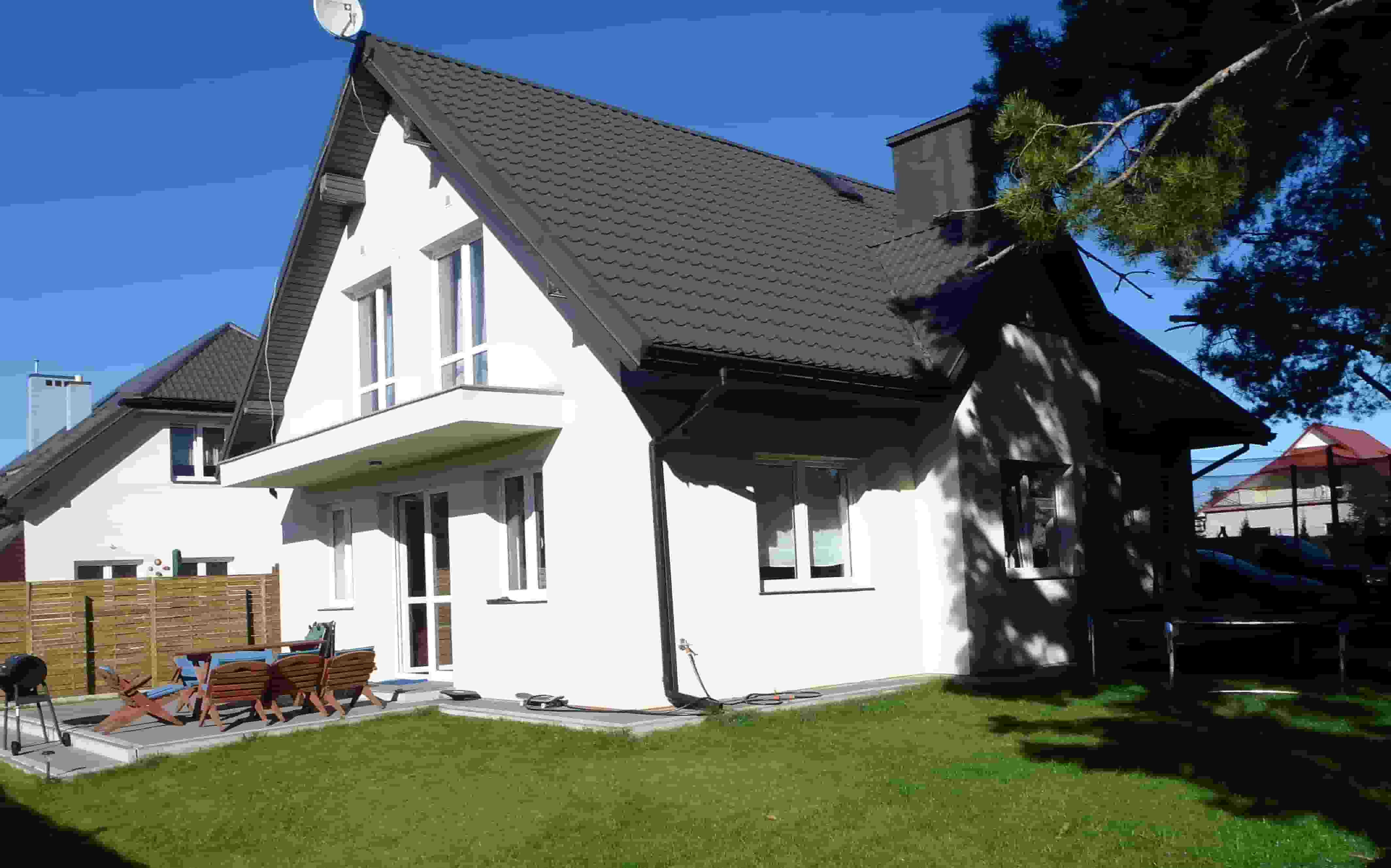 Så enkelt monteras solceller på taket