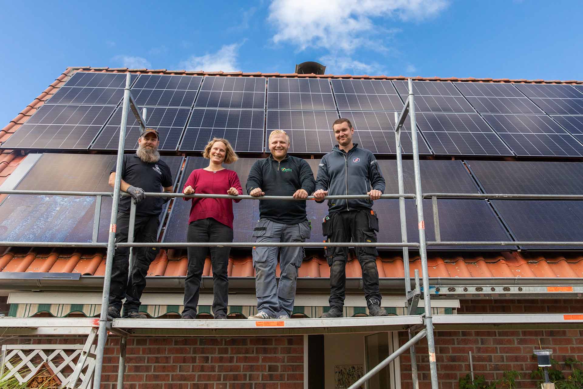Hausbesitzerin und Installateure von der PVT-Anlage