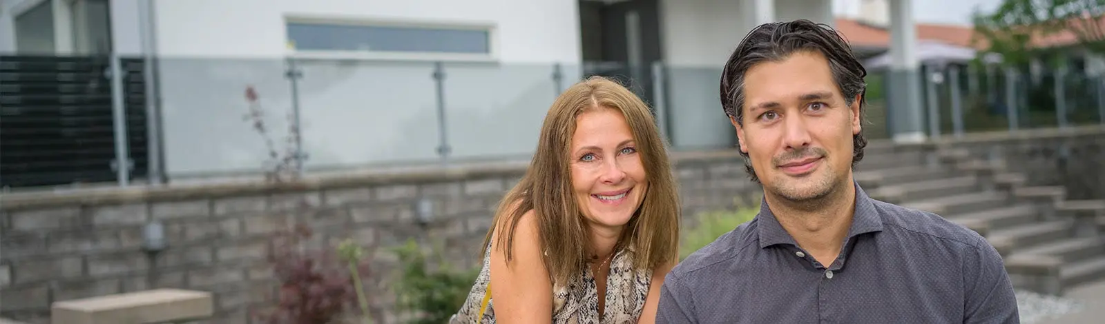 Lina och Henrik sitter i sin soffa och berättar om deras värmepump