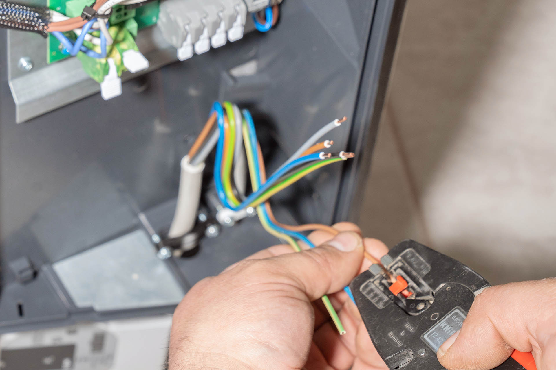 Monteur macht den elektrischen Anschluss