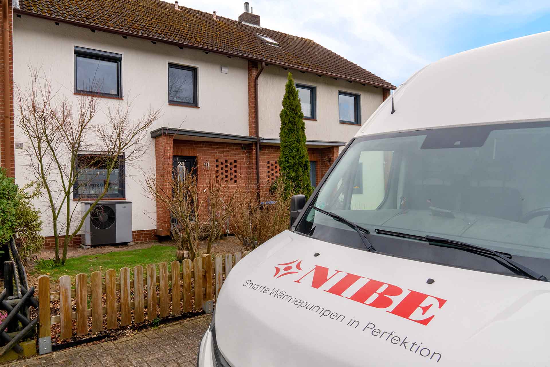 Auto des NIBE Effizienzpartners vor dem Reihenhaus