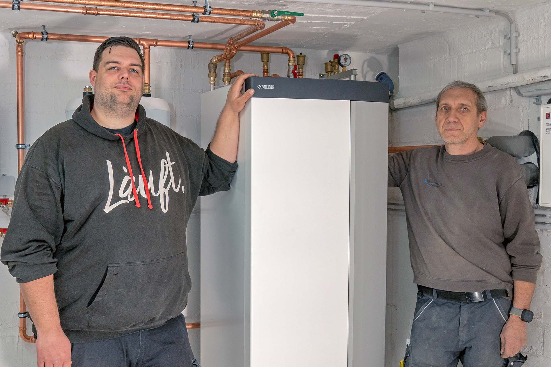 Installateure neben der fertigen Anlage