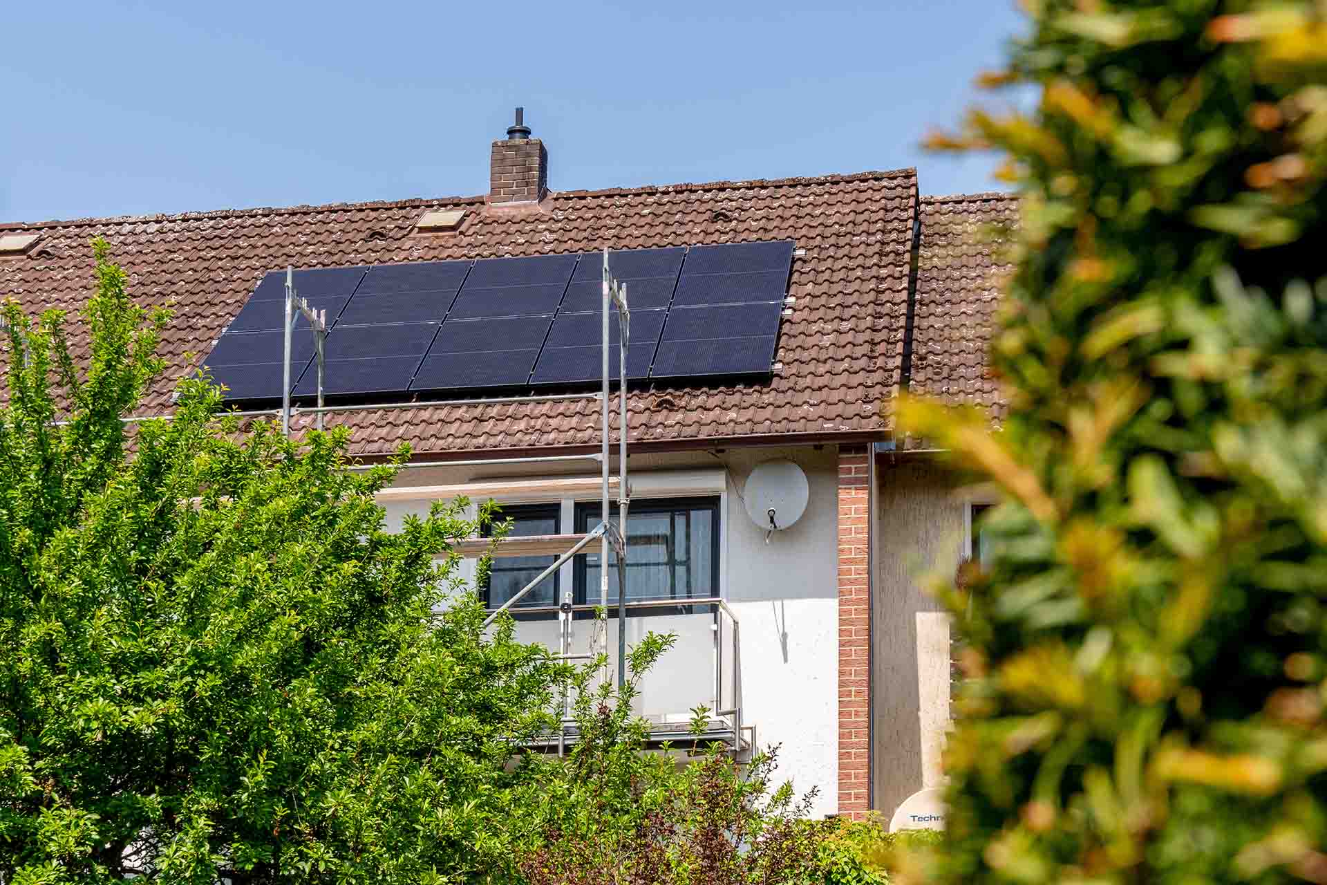 Dach mit Photovoltaik-Anlage