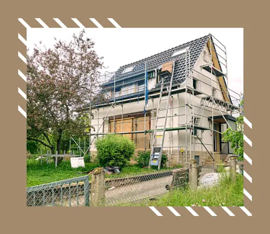 Das sind Nadine, Tobi & ihr neu gekaufter Altbau