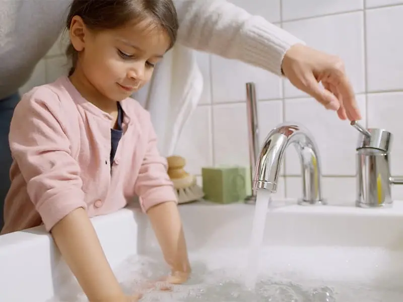 barn som tvättar händer