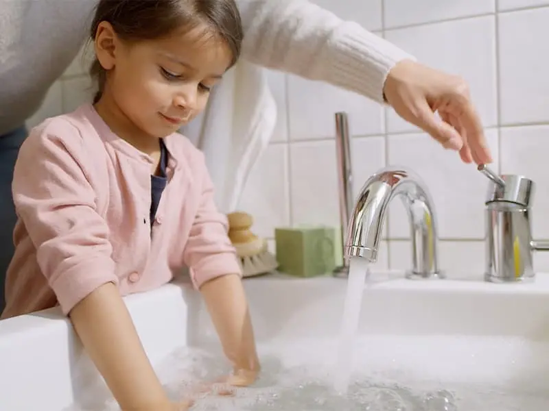 children washing hands