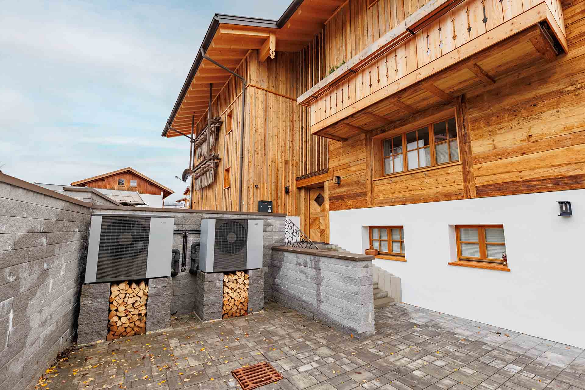 NIBE Luft/Wasser-Wärmepumpen vorm Landhaus Wiederkehr