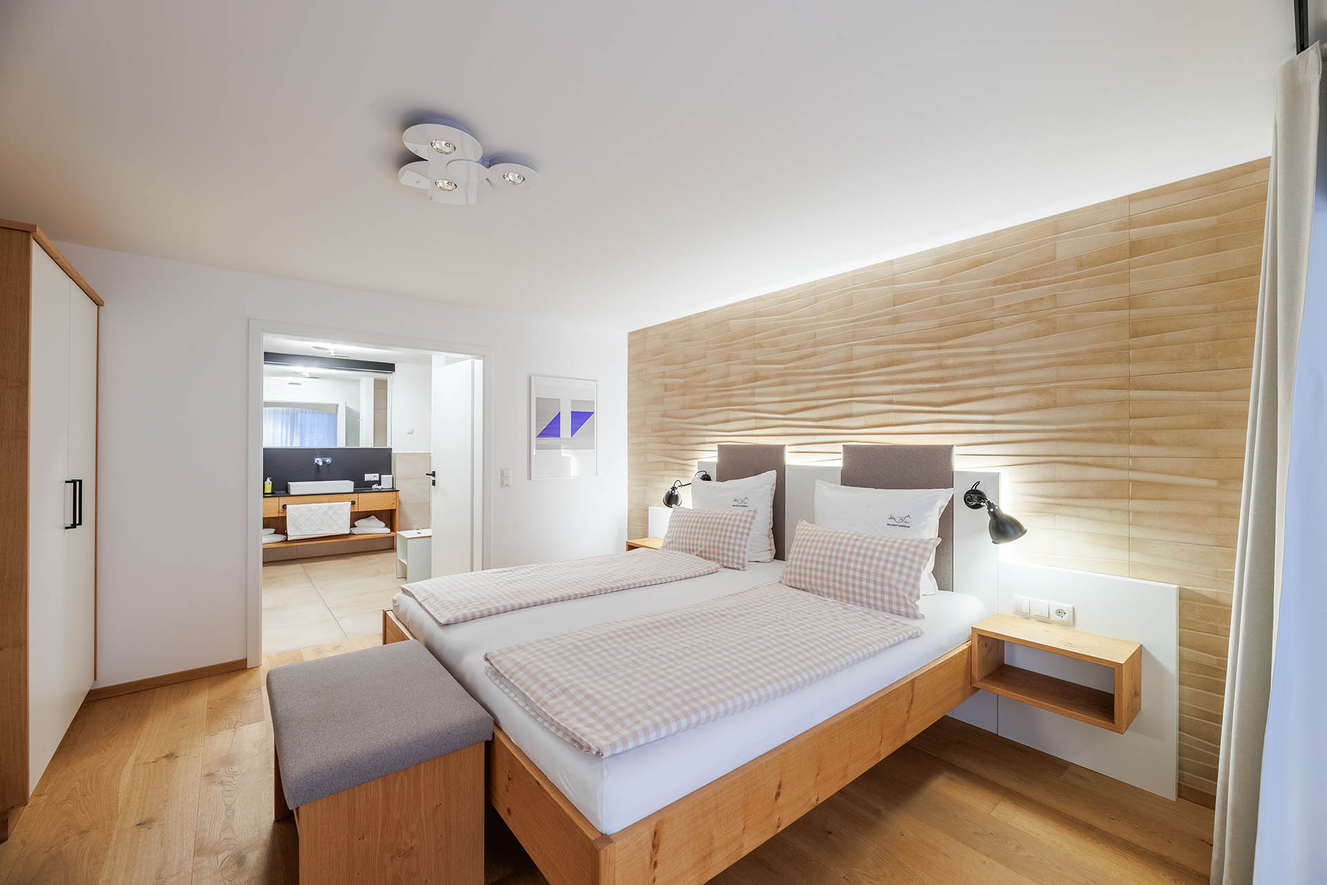 Schlafzimmer im Landhaus Wiederkehr in Oberstdorf