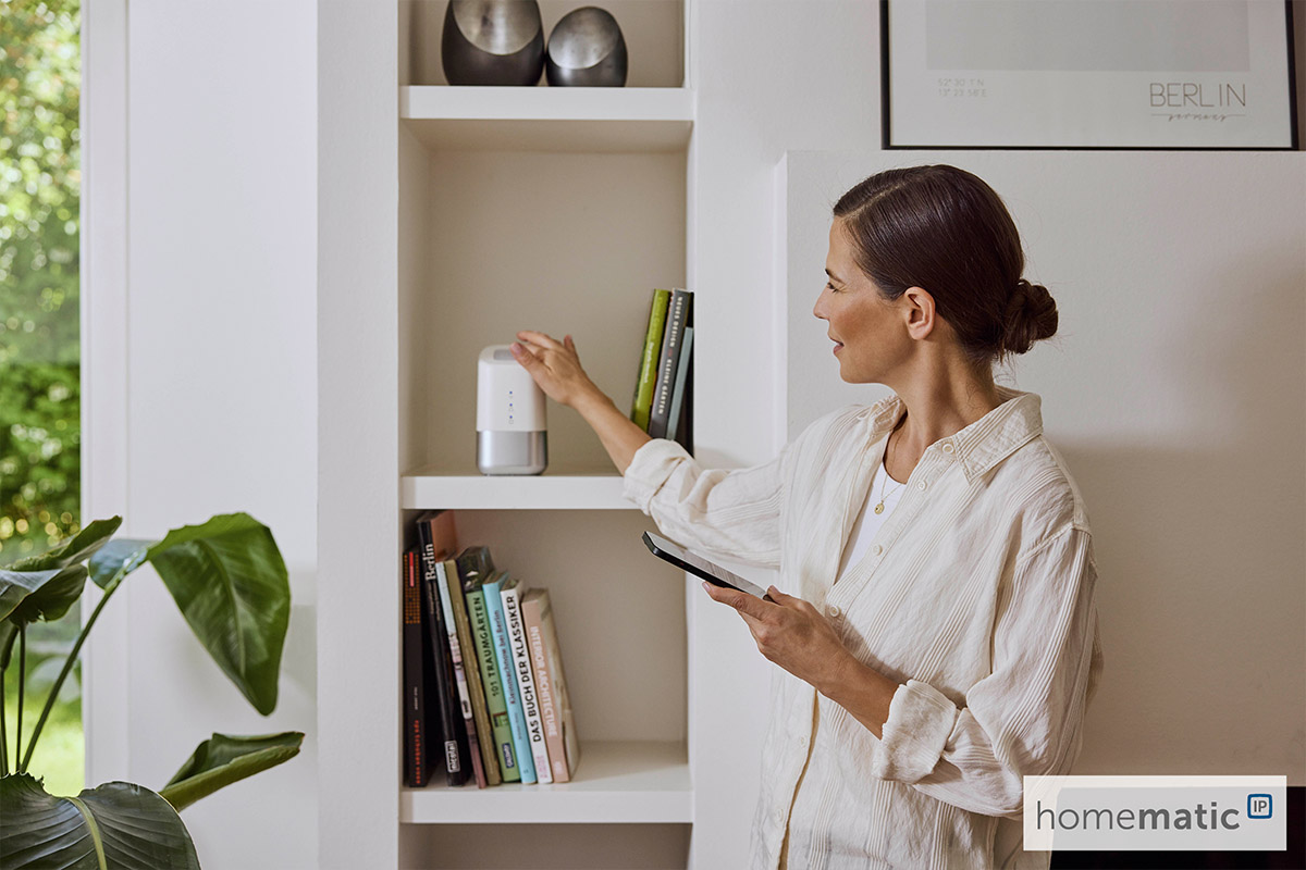 Frau steuert die Wärmeverteilung