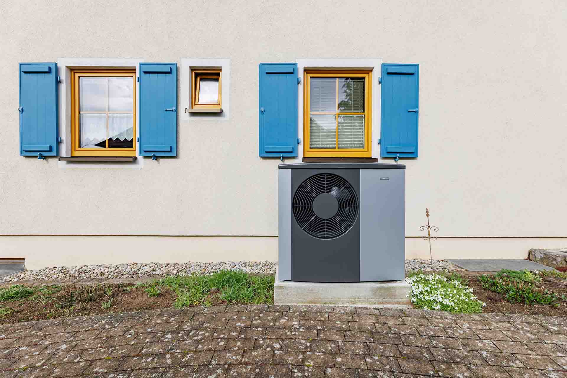 Außeneinheit NIBE S2125 an der Hauswand