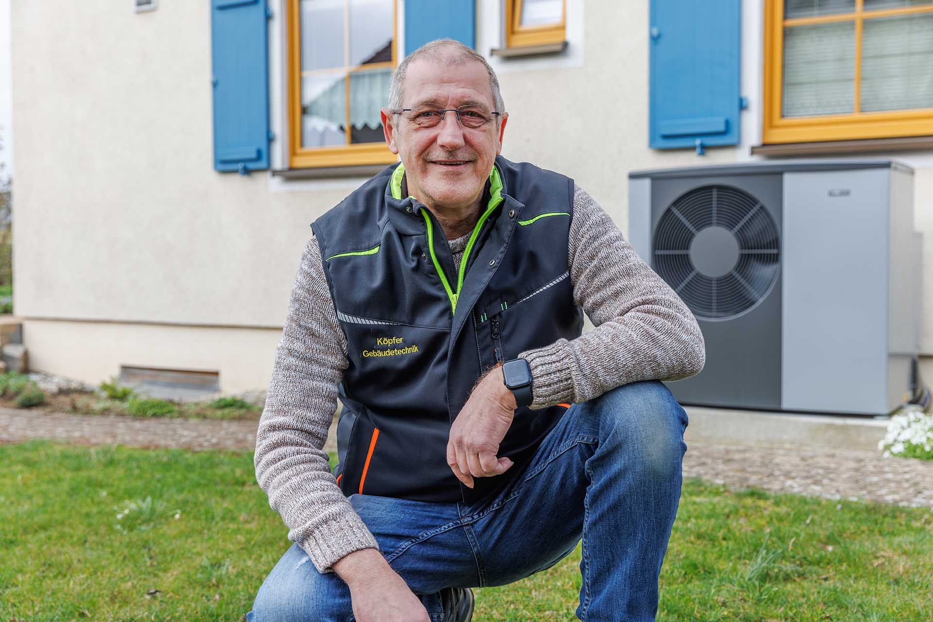 NIBE Effizienzpartner Joachim Köpfer vor Wärmepumpe