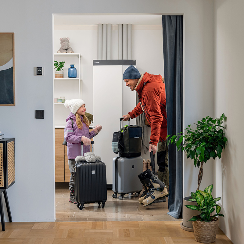 Vater und Tochter packen für den Kurzurlaub