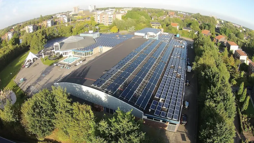 Så enkelt monteras solceller på taket